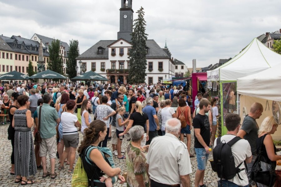 Erneut Streetfood-Festival in Rochlitz - Dichtes Gedränge herrschte bei der ersten Auflage 2018 an den Ständen der Essensanbieter. 
