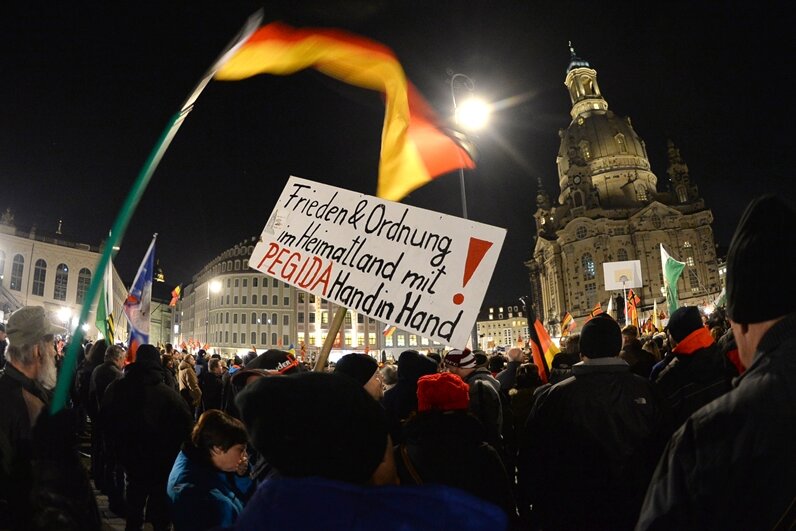Erneut Tausende mit Pegida in Dresden auf der Straße - 