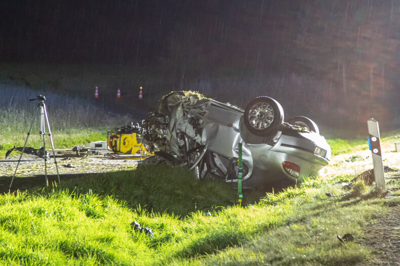 Erneut tödlicher Unfall auf S 255 bei Hartenstein - Der Seatfahrer verstarb noch an der Unfallstelle.
