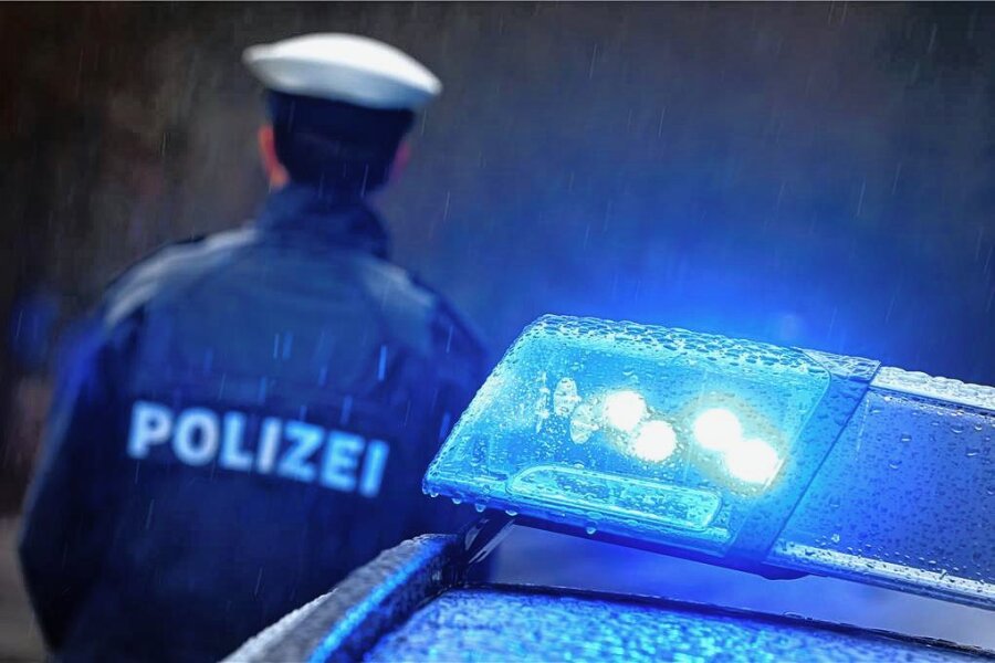 Erneut Unfall auf der Freitagstraße bei Zwickau: S 286 war zwei Stunden gesperrt - Zur Unfallaufnahme hat die Polizei die Freitagstraße für zwei Stunden gesperrt. 