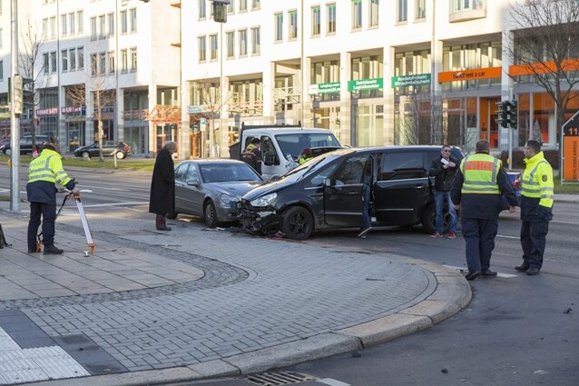 Erneut Unfall auf der Leipziger Straße - Fünf Fahrzeuge beschädigt - Mehrere Fahrzeuge sind am Nachmittag auf der Leipziger Straße miteinander kollidiert.