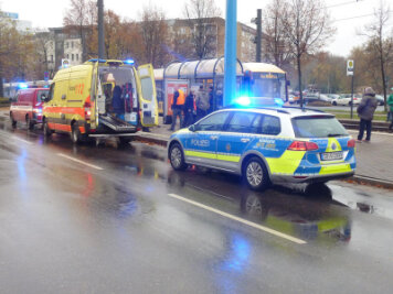 Erneut Unfall mit Straßenbahn in Chemnitz - Notarzt, Sanitäter und Polizei an der Unfallstelle.