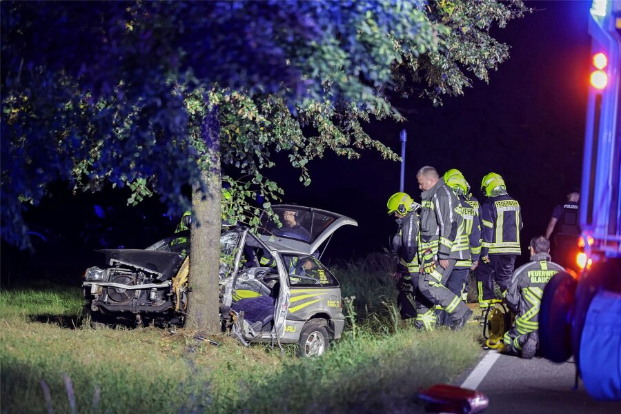 Erneut Unfall zwischen Glauchau und Wernsdorf: Feuerwehr befreit eingeklemmten Mann aus seinem Fahrzeugwrack - Der Subaru war am Sonntagabend frontal gegen einen Baum geprallt.