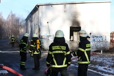 Erneut Unrat in Lagerhalle am Freiberger Bahnhof in Brand geraten - 