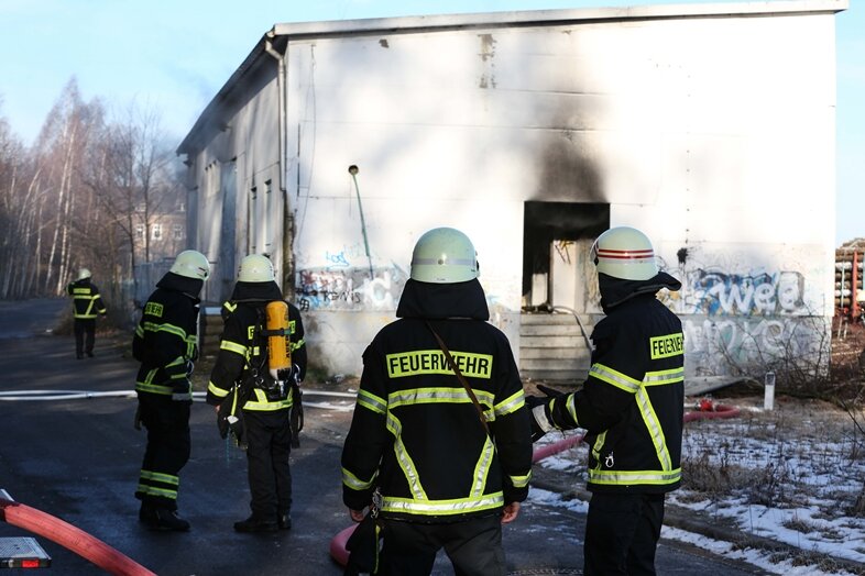 Erneut Unrat in Lagerhalle am Freiberger Bahnhof in Brand geraten - 
