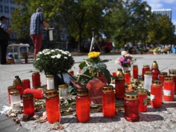 Erneut Versammlungen in der Chemnitzer Innenstadt - Ein Mann spricht auf einer Gedenkveranstaltung am Tatort, wo ein Chemnitzer bei einer Messerattacke getötet wurde.