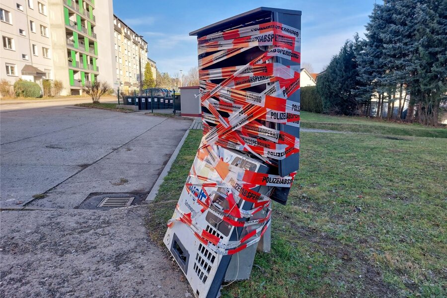 Erneut Zigarettenautomat in Freiberg gesprengt - In der Nacht zum Sonntag wurde ein weiterer Zigarettenautomat in Freiberg gesprengt: Absicherung des Tatortes am Friedmar-Brendel-Weg.