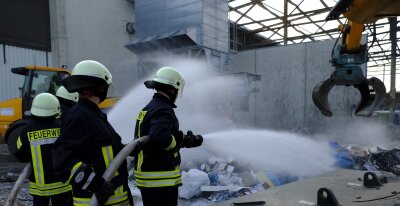 Erneuter Brand bei Müllentsorgung Glitzner: Zwei Mitarbeiter verletzt - 