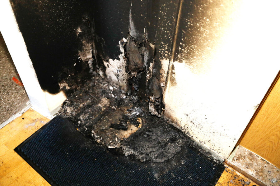 Erneuter Brand in Markersdorf - Verdacht auf Brandstiftung - Unbekannte zündeten offenbar Schuhe im Hausflur an.