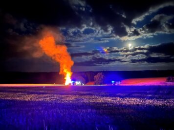 Erneuter Brand in Mülsen: 24 Strohballen in Flammen - 