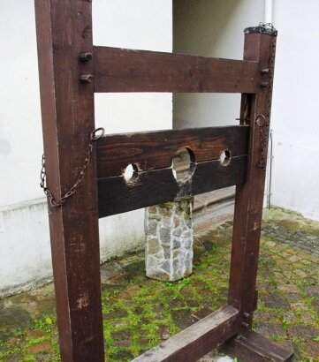 Erneuter Einbruch in Schloss Schlettau - Über diesen Pranger drangen die Diebe in das Schloss ein. Jetzt wurde er verschraubt.