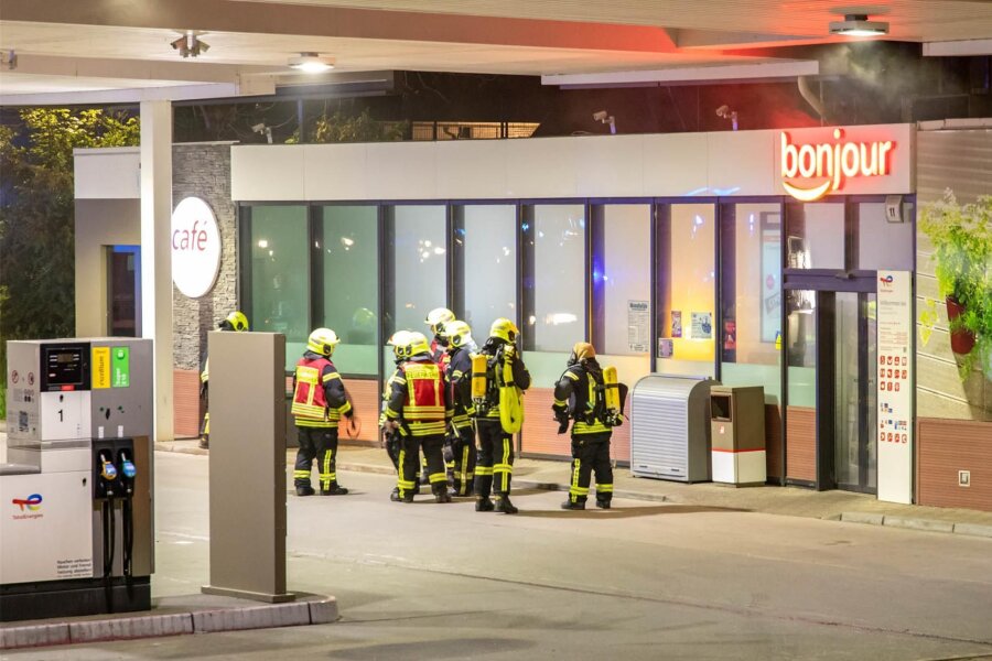 Erneuter Einsatz in Zwönitz: Feuer bricht in Tankstelle an Hartensteiner Straße aus - Der Verkaufsraum der Tankstelle war stark verraucht.