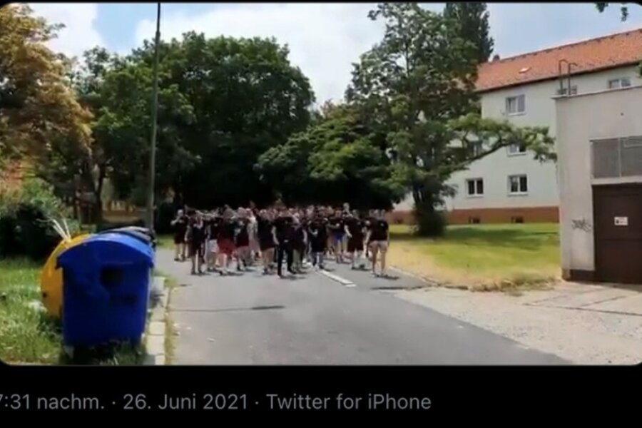 Ausschnitt aus einem Video, das den Chemnitzer FC einmal mehr in die Schlagzeilen bringt: "Sieg heil!" skandierende Fans ziehen am Samstag durch ein Wohngebiet in der tschechischen Stadt Most. 