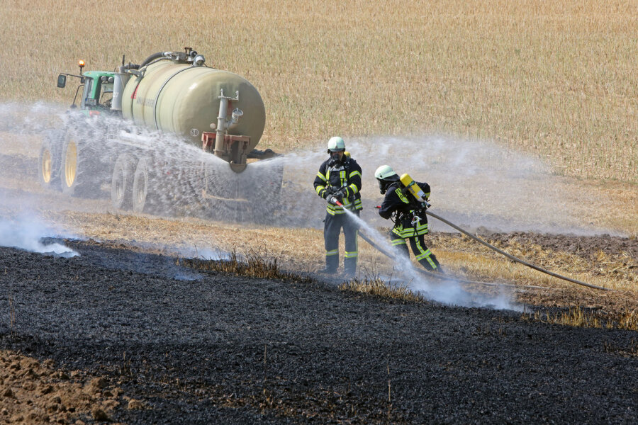 Erneuter Feldbrand im Landkreis: Diesmal Niederwiera betroffen - Feuerwehren und Landwirte arbeiteten bei den Löscharbeiten Hand in Hand.
