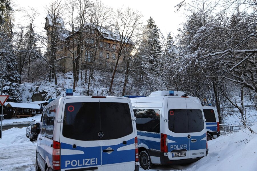 Erneuter Polizeieinsatz bei „König“ Peter Fitzek im Erzgebirge: Das steckt dahinter - Mehrere Einsatzfahrzeuge der Polizei sind am Mittwoch in Eibenstock im Einsatz gewesen.