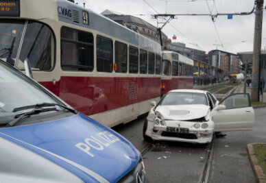 Erneuter Straßenbahnunfall in Chemnitz - Am Chemnitzer Johannisplatz stieß am Donnerstagvormittag ein Auto mit einer Straßenbahn zusammen.