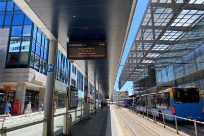Erneuter Streik bei der City-Bahn in Chemnitz: Fahrgäste sauer wegen fehlender Vorwarnzeit - Die Zentralhaltestelle am Dienstagmittag: Ab 12 Uhr fuhren wegen eines erneuten Streiks keine City-Bahnen mehr.