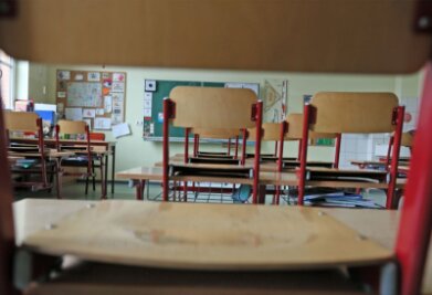 Erneuter Unterrichtsausfall wirft bei Eltern Fragen auf - Die Stühle standen ein weiteres Mal auf den Tischen, Eltern waren deshalb ungehalten: In Zwickau und Mülsen gab es in dieser Woche Unterrichtsausfall.