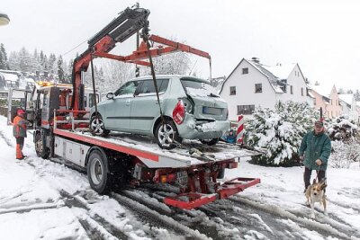 Erneuter Wintereinbruch führt zu Verkehrschaos - 