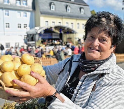 Erntedank wird zum Volksfest - Silvia Weiße von der Katzensteiner Agrar GmbH mit einem Korb Kartoffeln.