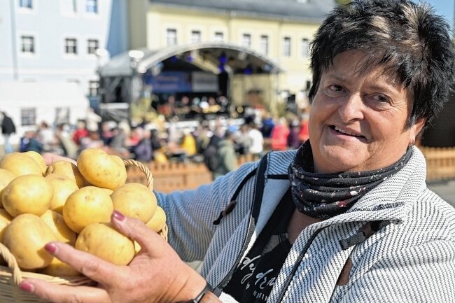 Silvia Weiße von der Katzensteiner Agrar GmbH mit einem Korb Kartoffeln.