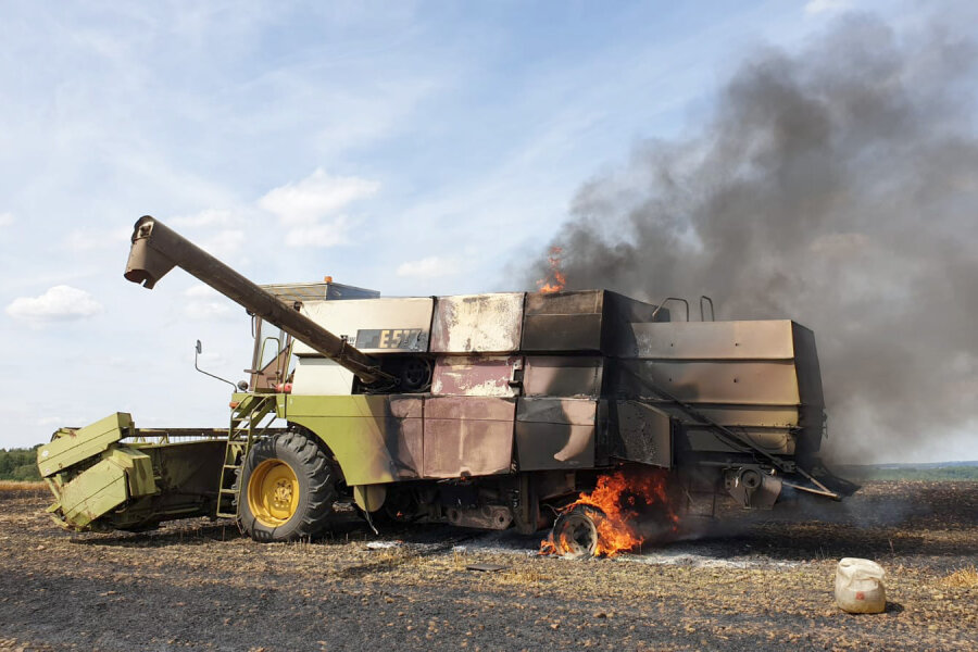 Erntemaschine brennt auf Feld bei Euba - 