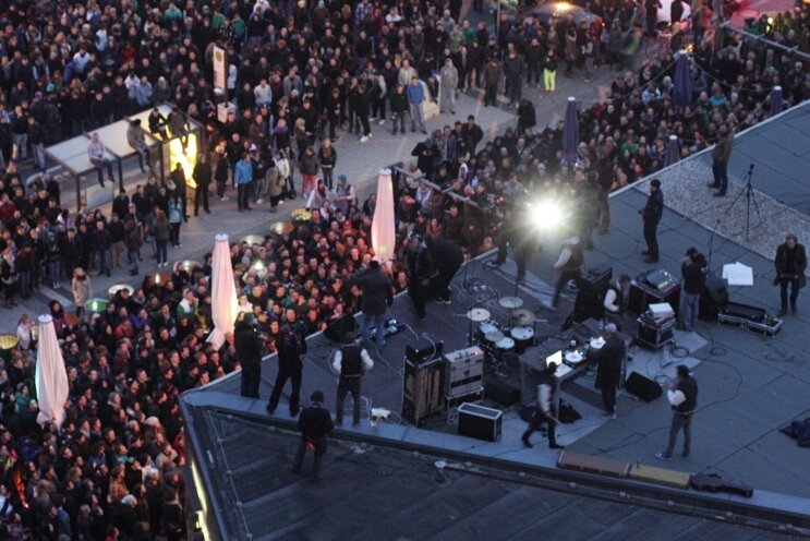 2012 Das erste Guerilla-Konzert: Die Chemnitzer Band Kraftklub stand plötzlich auf dem Dach des "Terminal 3" an der Brückenstraße und begeistert die Fans.