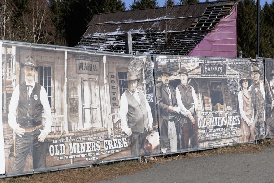 Plakate weisen auf die geplante Westernstadt "Old Miners Creek" nahe Geyer hin. Eine für Pfingsten geplante Eröffnung des ersten Teils muss aber verschoben werden. Doch es soll schon ab dem Frühjahr Angebote für Besucher geben. 