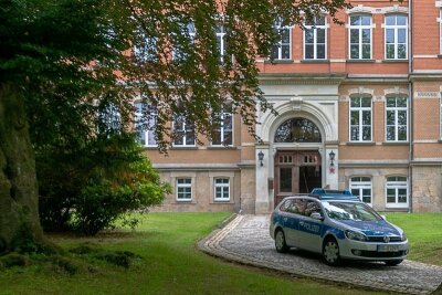 Erpressungsfall in Auerbach: Tatverdächtiger in Jugendeinrichtung - Unter Polizeischutz lief in den vergangenen Wochen der Unterricht am Auerbacher Gymnasium ab.