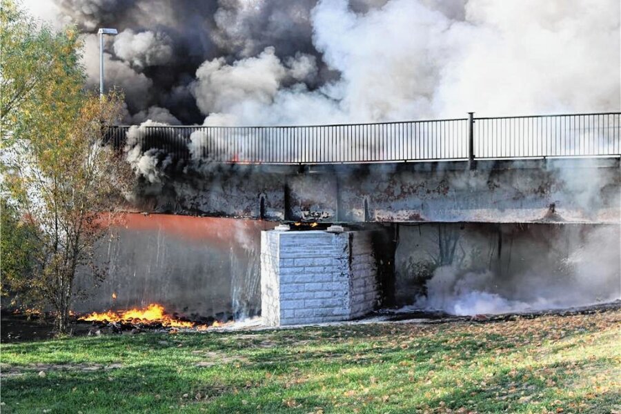 Ersatz für beschädigte Brücke zum Baumwollpark in Flöha: Nächster Schritt zum Neubau - Im Oktober 2018 brannte die Brücke zwischen Baumwollpark und Elfgeschossern in Flöha ab. 