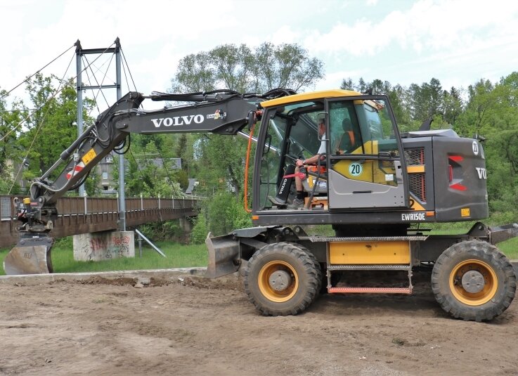 Die Arbeiten für den Ersatzneubau der Stegbrücke in Flöha haben am Montag begonnen. 