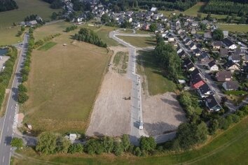 Erschließung für neues Wohngebiet vollendet - Im Baugebiet "Oberwiesen II" in Jahnsbach ist nun alles bereit für das Errichten der Häuser an der neuen Straße Zur Silberzeche. 