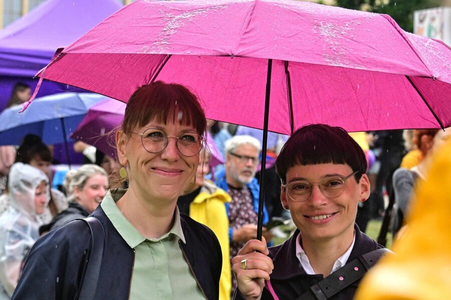 Erst die Wahl, dann die Hochzeit: Warum zwei grüne Ministerinnen sich trauen - Unter einem Schirm beim Christopher Street Day in Chemnitz: die grünen Ministerinnen Katja Meier (links) und Josefine Paul.
