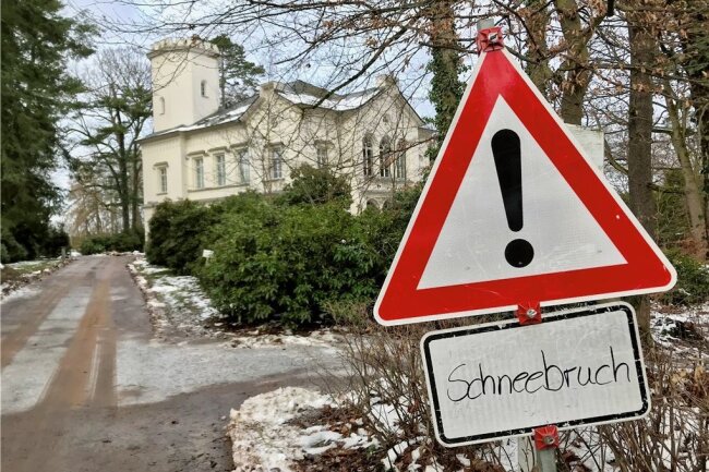 Erst Eis und dann Sturm: Mehrere Straßen in Mittelsachsen bleiben gesperrt - An den Zugängen zum Stadtpark Hainichen wird weiterhin vor Schneebruch gewarnt. 