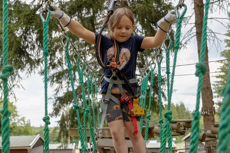 Erst fliegen, dann schlittern: Waldpark Grünheide soll Eisbahn erhalten - Auch jüngere Kinder wie die siebenjährige Michelle Penzel finden altersgerechte Parcours. Michelle war das erste Mal da - und voll begeistert.