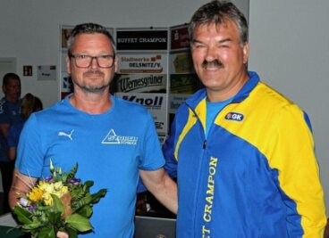 Erst kommt der Serienmeister, dann geht es an den Bodensee - Germania-Mannschaftsleiter Jörg Guttmann (links) wurde mit dem Markneukirchener Bürgerpreis geehrt. Rechts Vereinschef Jens Berndt. 
