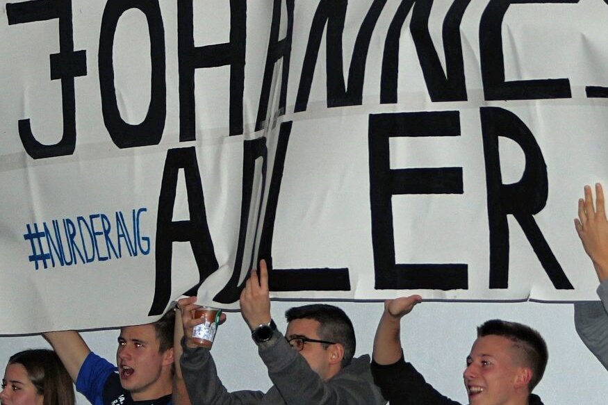 Erst nach dem 0:17 geht Germanias Aufholjagd los - Die Germania-Fans feiern den Helden des Abends: Johannes Adler gewann seinen ersten Kampf im Bundesligateam durch technische Überlegenheit. 