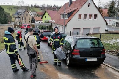 Erst Öl, nun Benzin: Feuerwehr Geringswalde muss schon wieder Straße reinigen - Ausgelaufenes Benzin hatte sich am Sonntagnachmittag auf die Fahrbahn der Altgeringswalder Straße verteilt. 