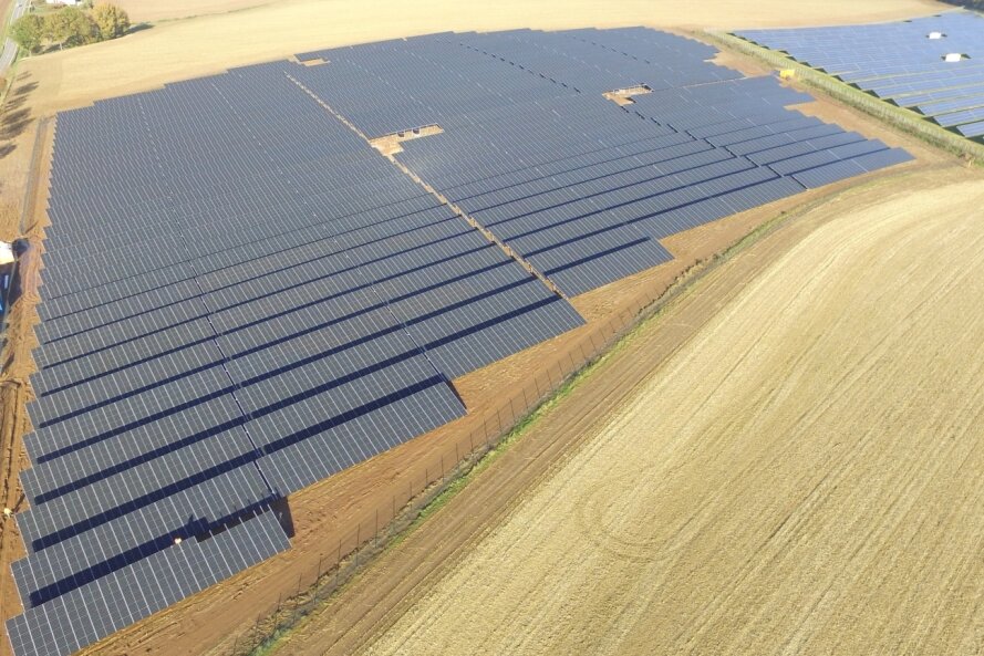 Ein 2020 in Betrieb genommener Solarpark im Frankenberger Ortsteil Dittersbach. Nach Betreiberangaben wird dort auf 7,5 Hektar Strom produziert, der für etwa 2200 Haushalte reicht. Auch in Pöhl tut sich etwas. Der Gemeinderat muss sich jetzt eine Meinung bilden. 