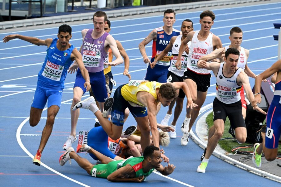 Erst Sturz, dann doch Medaillen-Chance: Farken im EM-Finale - Mehrere Athleten stürzen bei der Leichtathletik-EM im Qualifikationslauf über 1500m.