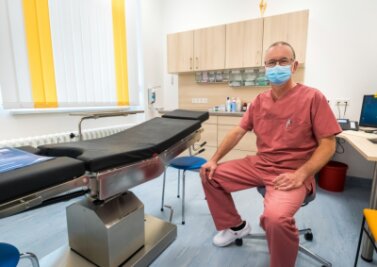 Erste Ärzte sind in neuer Poliklinik eingezogen - Chirurg Andreas Weigel im Eingriffsraum der chirurgischen MVZ-Praxis in Olbernhau. 