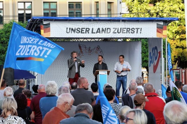 Erste AfD-Demo in Zwickau zieht 200 Personen an - Matthias Moosdorf, Jonas Dünzel und Stephan Brandner (von links) kritisierten mit teils scharfen Worten die Bundesregierung. 