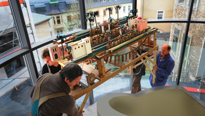 Erste Attraktion für die Manufaktur der Träume - 
              <p class="artikelinhalt">Eine aufwändige Prozedur war der Transport dieses Weihnachtsbergs über eine Wendeltreppe in die künftige Ausstellung. </p>
            