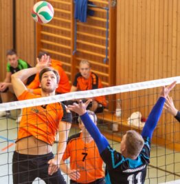 Erste Aufgaben gut gemeistert - Moritz Mai (l.), der als bester Spieler seines Teams geehrt wurde, und die Milkauer Volleyballer haben einen perfekten Saisonstart in die Bezirksliga hingelegt. Weiter geht es nun aber erst im November. 