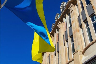 Erste aus der Ukraine geflüchtete Kinder haben einen Kita-Platz im Vogtlandkreis - Ukraine-Flagge vor dem Plauener Landratsamt: Der Vogtlandkreis zeigt sich solidarisch.