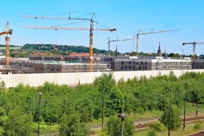 Auf dem Gelände des ehemaligen Reichsbahnausbesserungswerkes entsteht die neue Haftanstalt von Sachsen und Thüringen mit 825 Plätzen. 