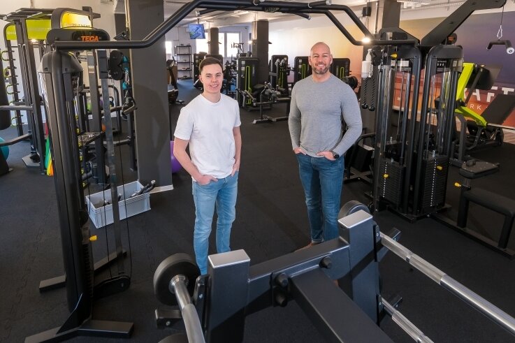 Erste Bilanz: Wie läuft es im 24-Stunden-Fitnessstudio? - Pressesprecher Clemens Merdon (links) und Marcel Engeln, der Leiter der Einrichtung, stehen in dem geräumigen Fitnessstudio. 