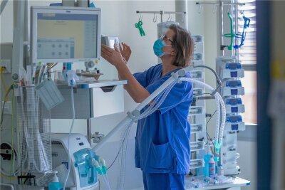 Erste Covid-19-Patienten am Chemnitzer Klinikum müssen beatmet werden - Eine Krankenschwester prüft ein Beatmungsgerät in einem Zimmer einer Intensivstation.
