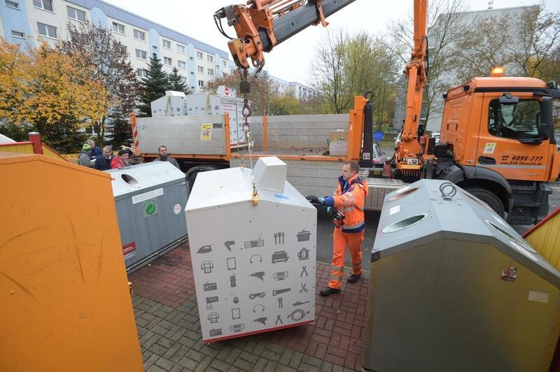 Erste Elektro-Tonnen aufgestellt - Marco Block, Mitarbeiter des Entsorgungsbetriebs ASR bei der Aufstellung der neuen Tonnen. In diesen dürfen Elektro-Kleingeräte und entsorgt werden.
