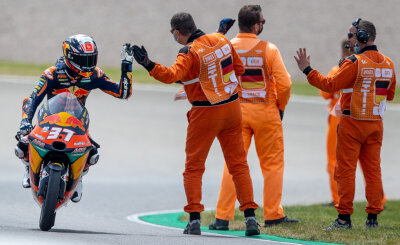 Der Fahrer Pedro Acosta aus Spanien vom Team Red Bull KTM Ajo jubelt nach dem Sieg bei seiner Ehrenrunde.